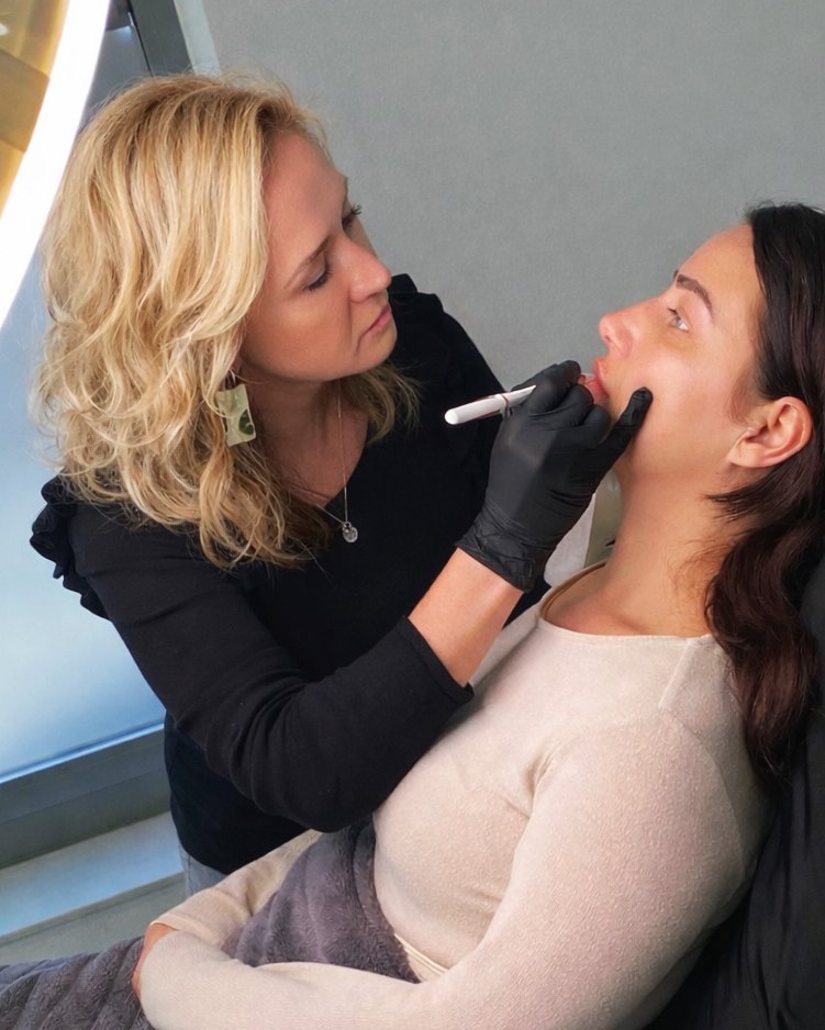 Anna Kaul zeichnet vor der Lippenpigmentierung die Form vor