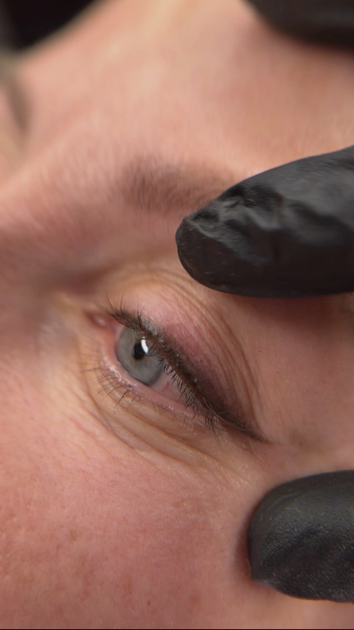 Frischer Lidstrich mit Schattierung am oberen Lid, graublaues Auge